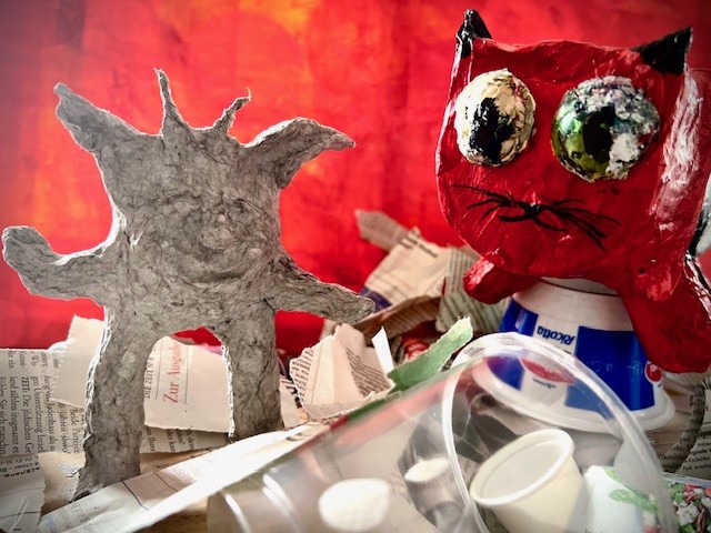 Skulpturen aus recyceltem Müll.