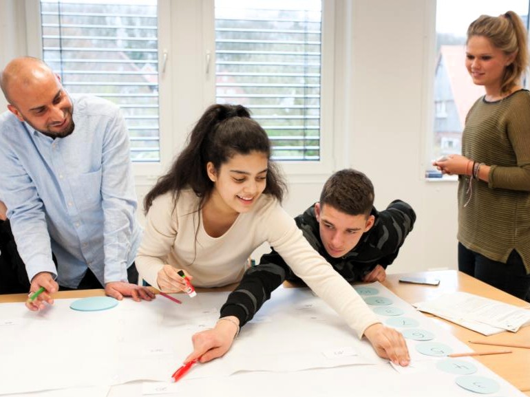 Studierende unterstützen wöchentlich eine Gruppe Jugendlicher durch fachliche Nachhilfe, gezielte Prüfungsvorbereitungen und ergänzende Tagesworkshops für die Entwicklung einer positiven Zukunftsperspektive.