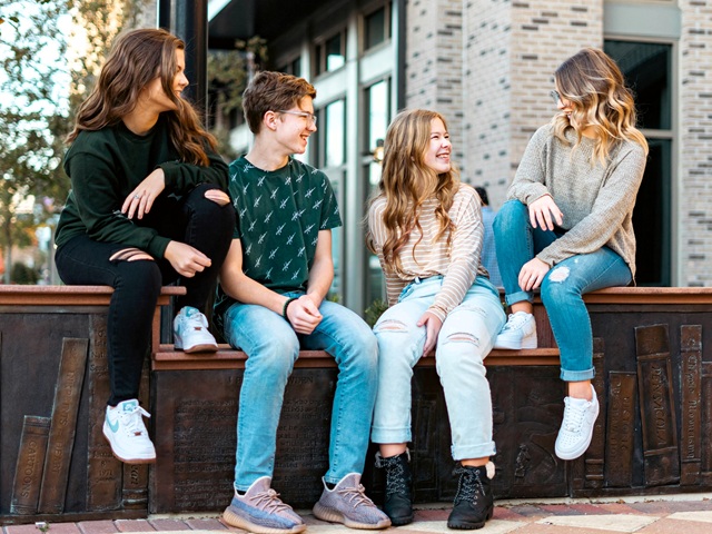 Vier Jugendliche im Gespräch miteinander.