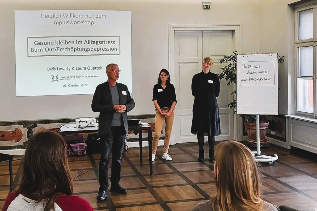 Dr. Bergmann begrüßte die Teilnehmer/-innen zur ersten Veranstaltung der Dr. Bergmann Stiftung in den wunderschönen Räumen des Fechenbacher Schlosses in Dieburg.