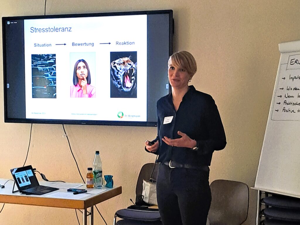 Eine Referentin berichtet zum Thema "Stress reduzieren im Familienleben".