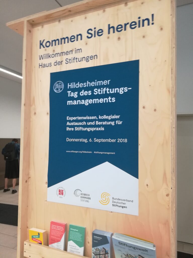 Plakat im Eingangsbereich am Tag des Stiftungsmanagements in Hildesheim.