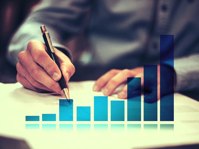 Ein Mann schreibt am Jahresbericht. Man sieht die Hände und den Stift. Überlagert wird das Bild mit einer Balkengrafik.